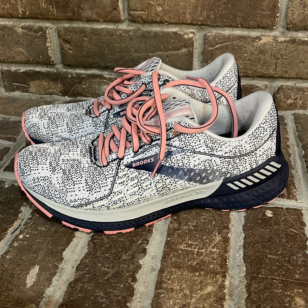 Brooks Adrenaline women’s size 8 pink and blue